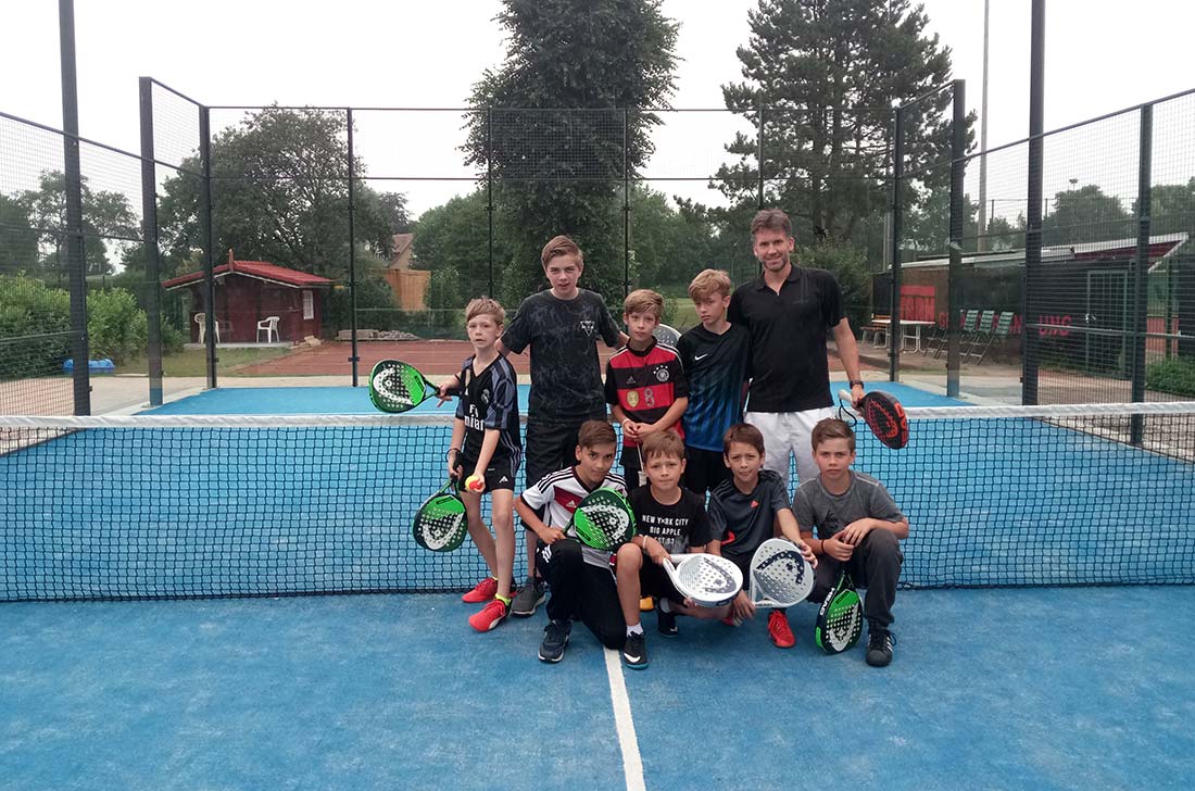 bambini che giocano a padel